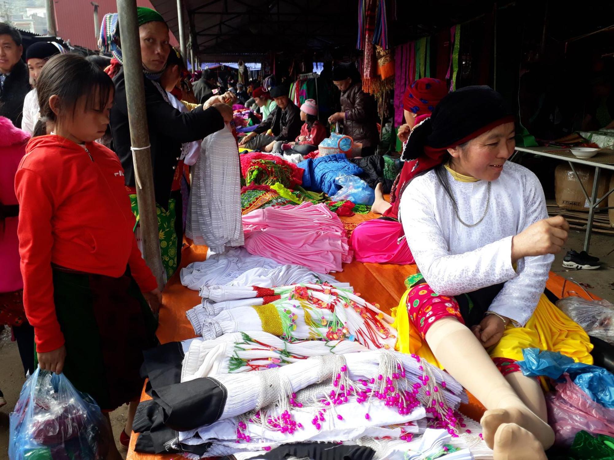 Binh Minh Hostel Đồng Văn Esterno foto