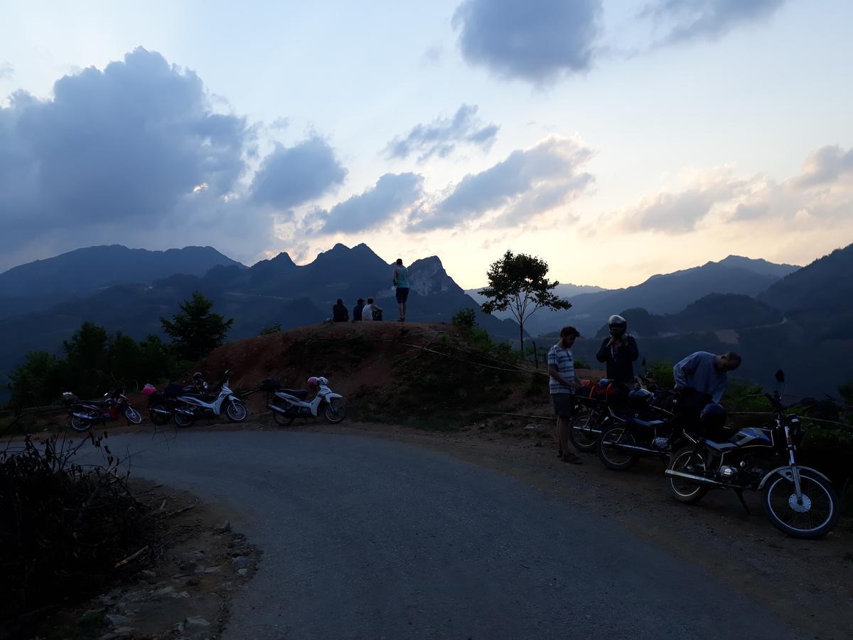 Binh Minh Hostel Đồng Văn Esterno foto
